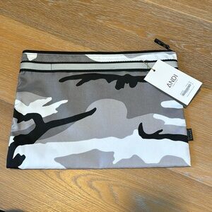 Andi New York the andi too-one winter camo zippered bag
